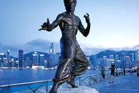 海沿いの遊歩道にあるアベニュー・オブ・スター